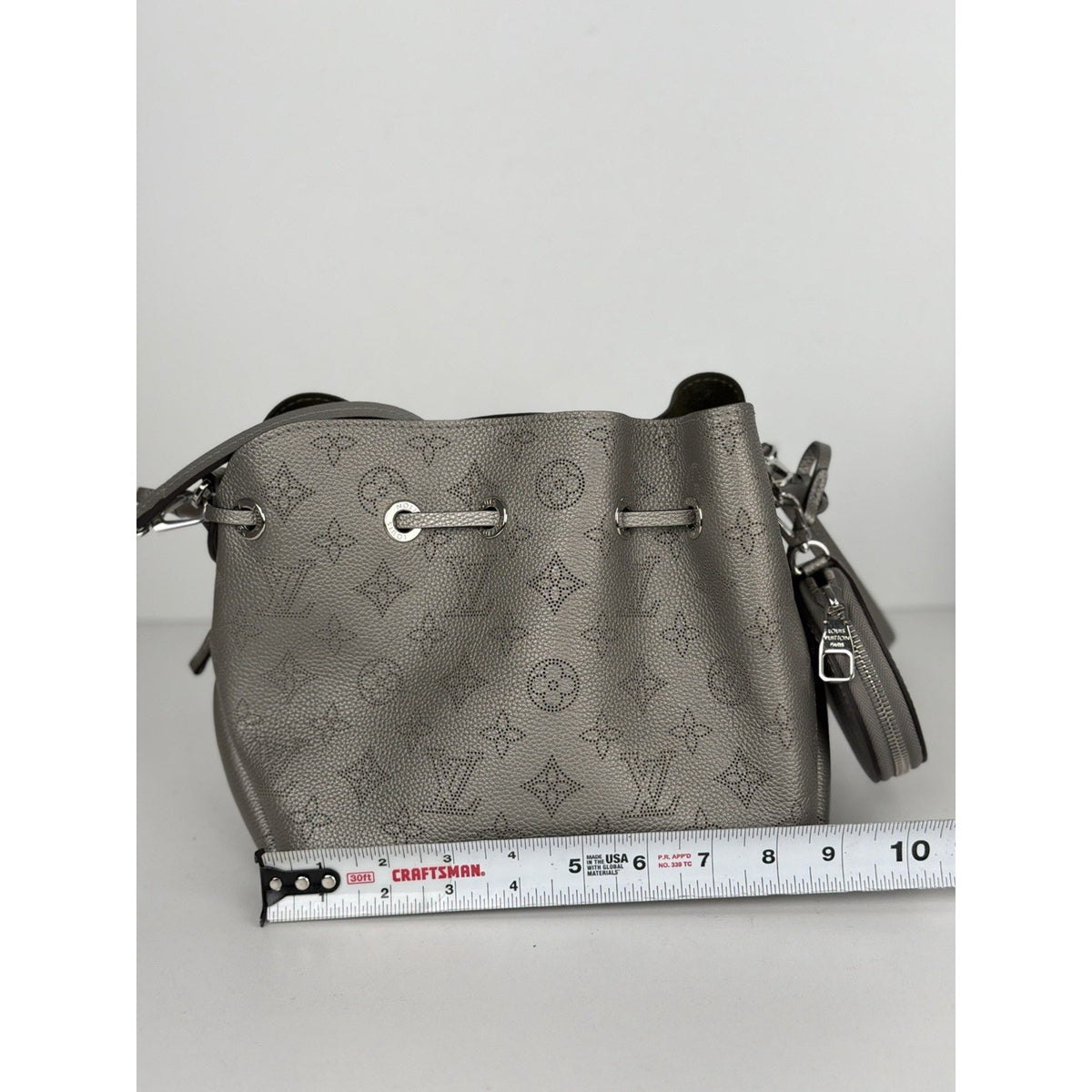 Louis Vuitton Bella Drawstring Medium Bucket Bag in Silver Mahina Leather NFC D8