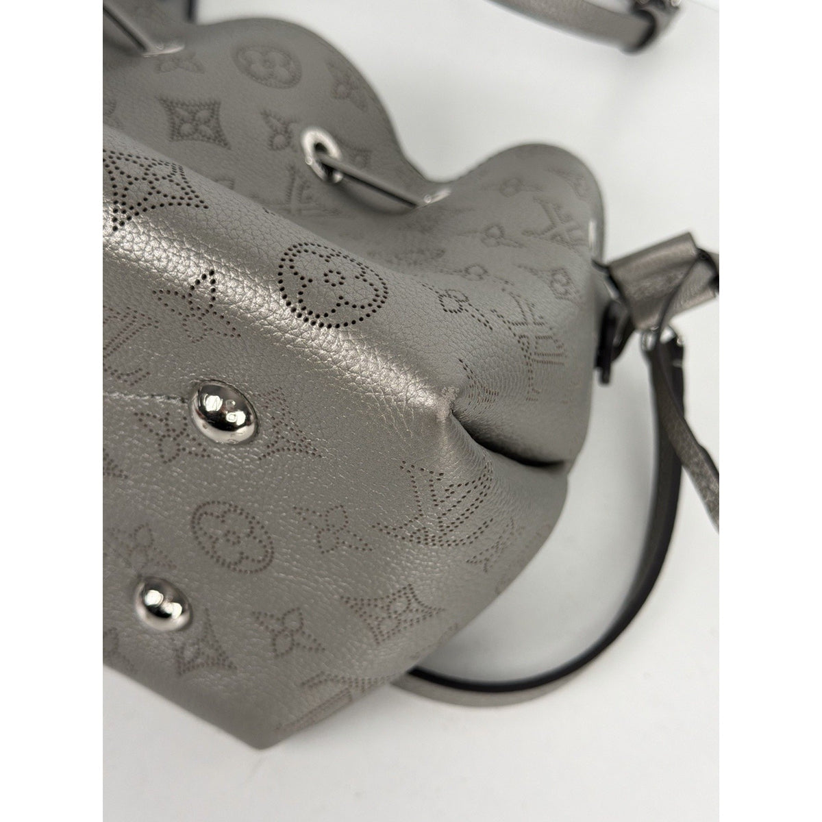 Louis Vuitton Bella Drawstring Medium Bucket Bag in Silver Mahina Leather NFC D8