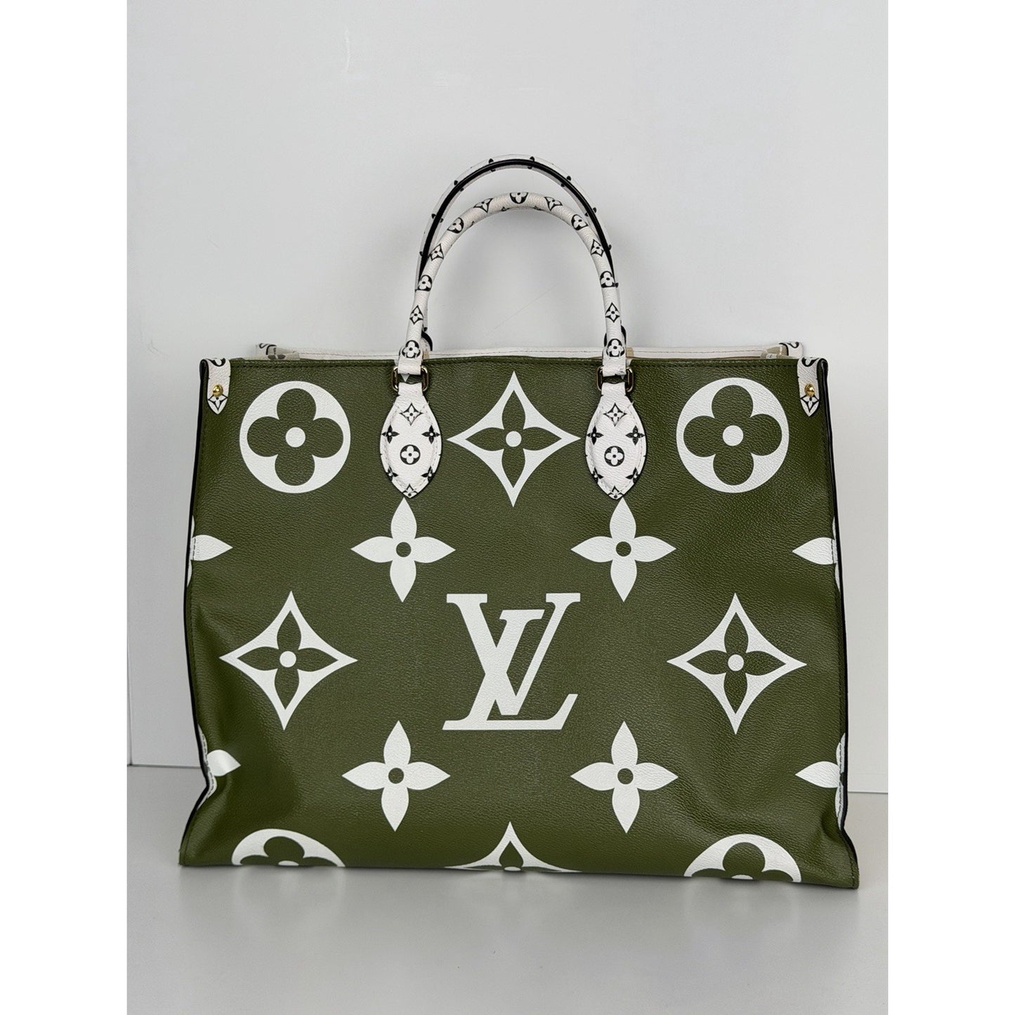 Louis Vuitton Monogram Giant Onthego GM Tote Bag in Kaki/Beige Canvas 2019 D2