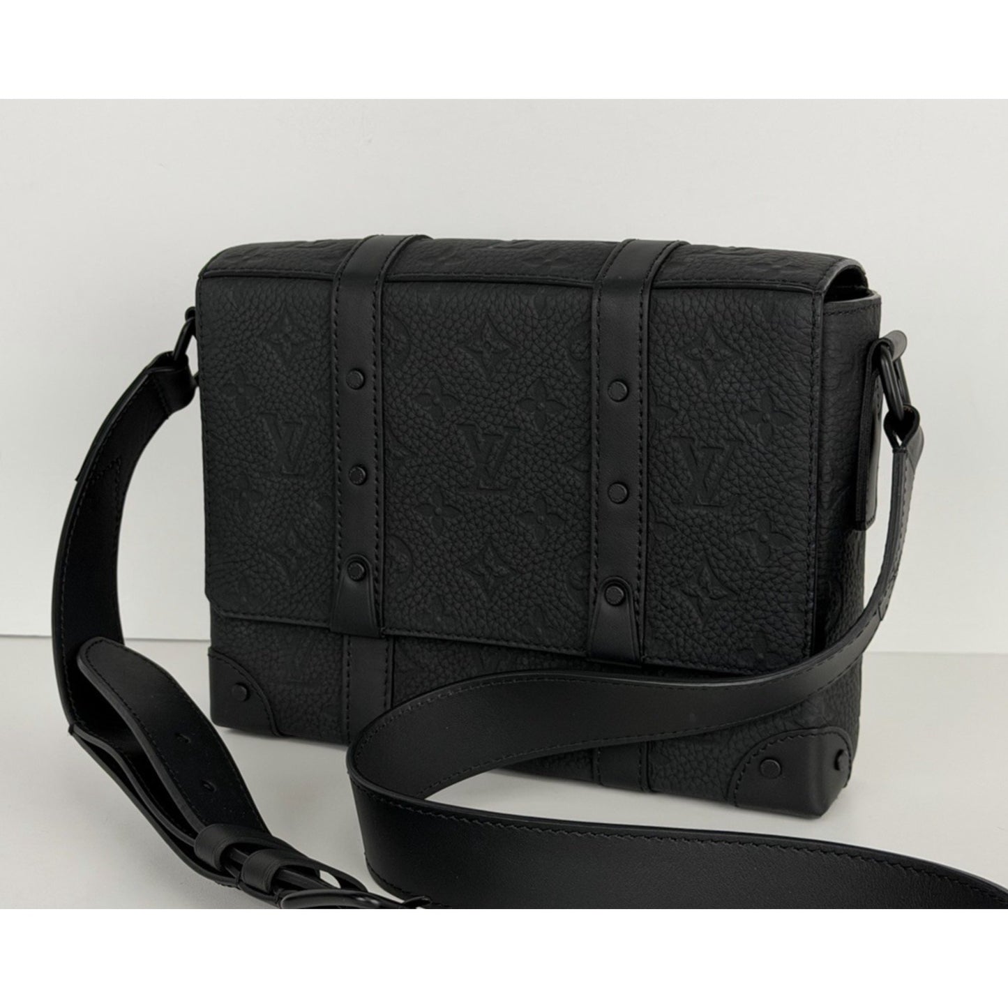 Louis Vuitton Taurillon Trunk Messenger Bag Black Leather Microchipped D5
