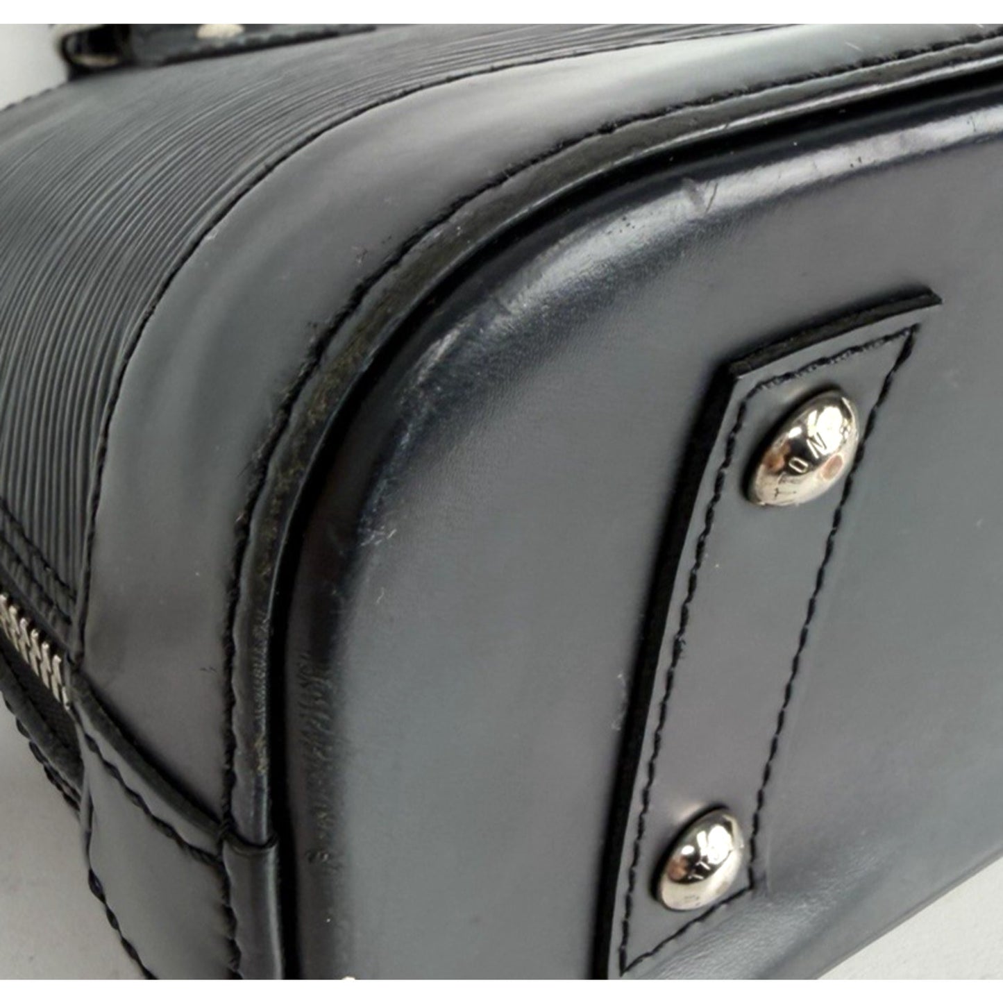 Louis Vuitton Alma BB Bag in Black Textured Epi Leather 2019 S-05
