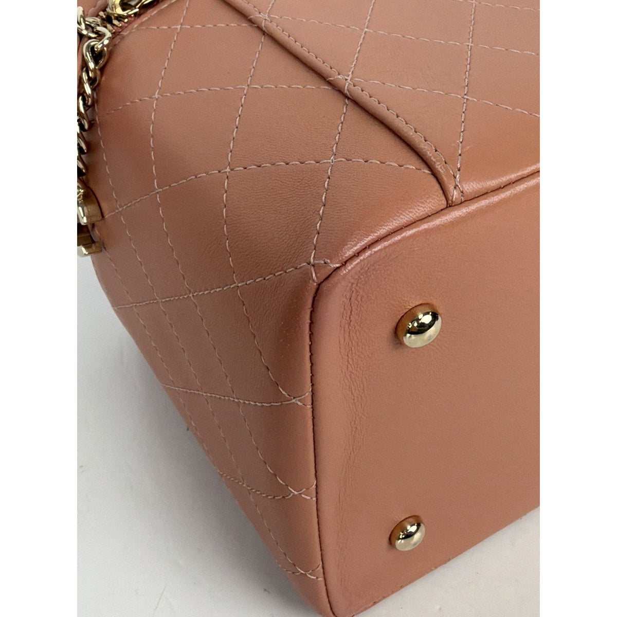 Chanel Knock On Wood Vanity Case Crossbody Bag in Coral Leather 2018-2019 C5