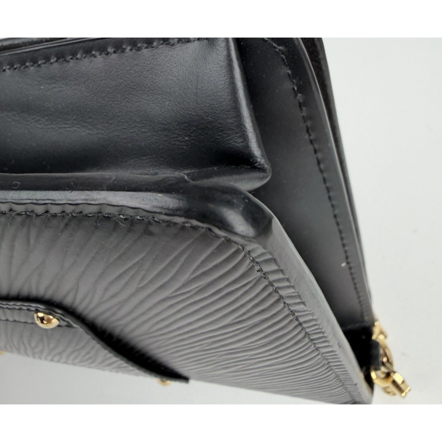Louis Vuitton Epi Twist Belt Chain Wallet in Black Textured Leather NFC S18