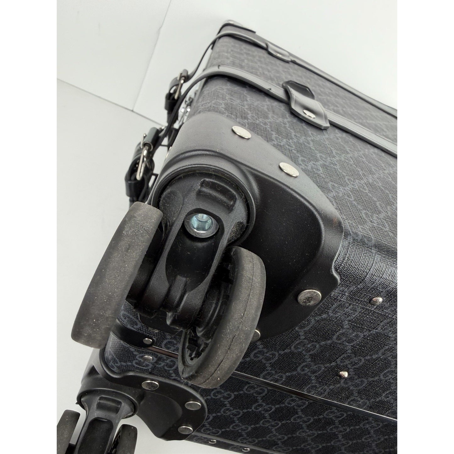 Gucci x Globe-Trotter Medium Rolling Suitcase GG Supreme Monogram Canvas