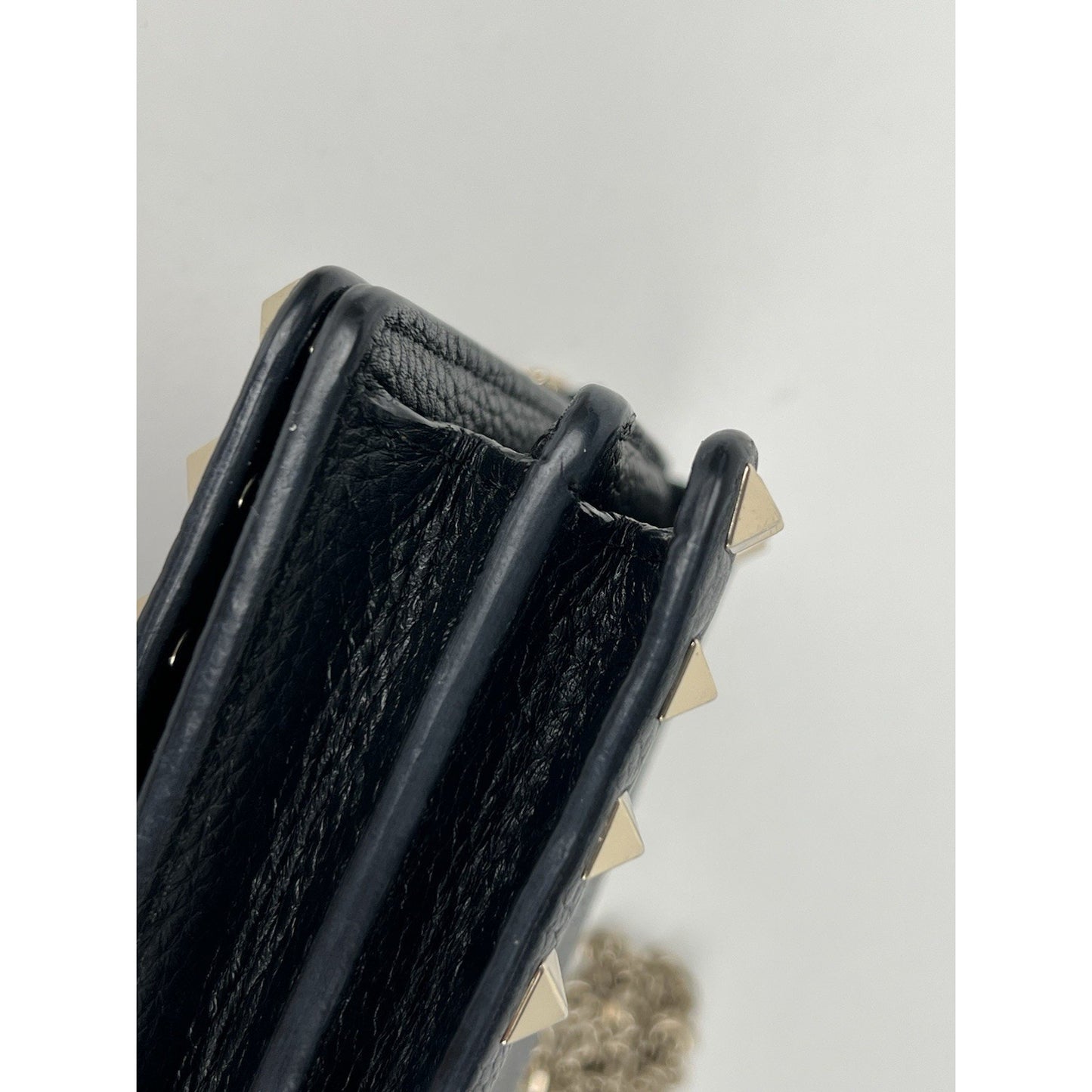 VALENTINO GARAVANI Pebbled Calfskin Rockstud Envelope Wallet on Chain Black