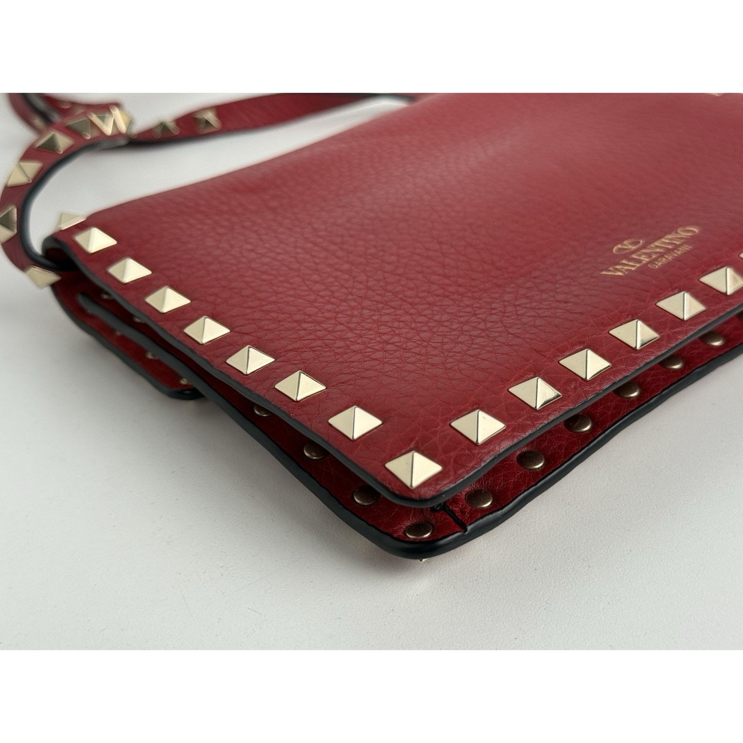VALENTINO GARAVANI Pebbled Calfskin Medium Rockstud Rouge