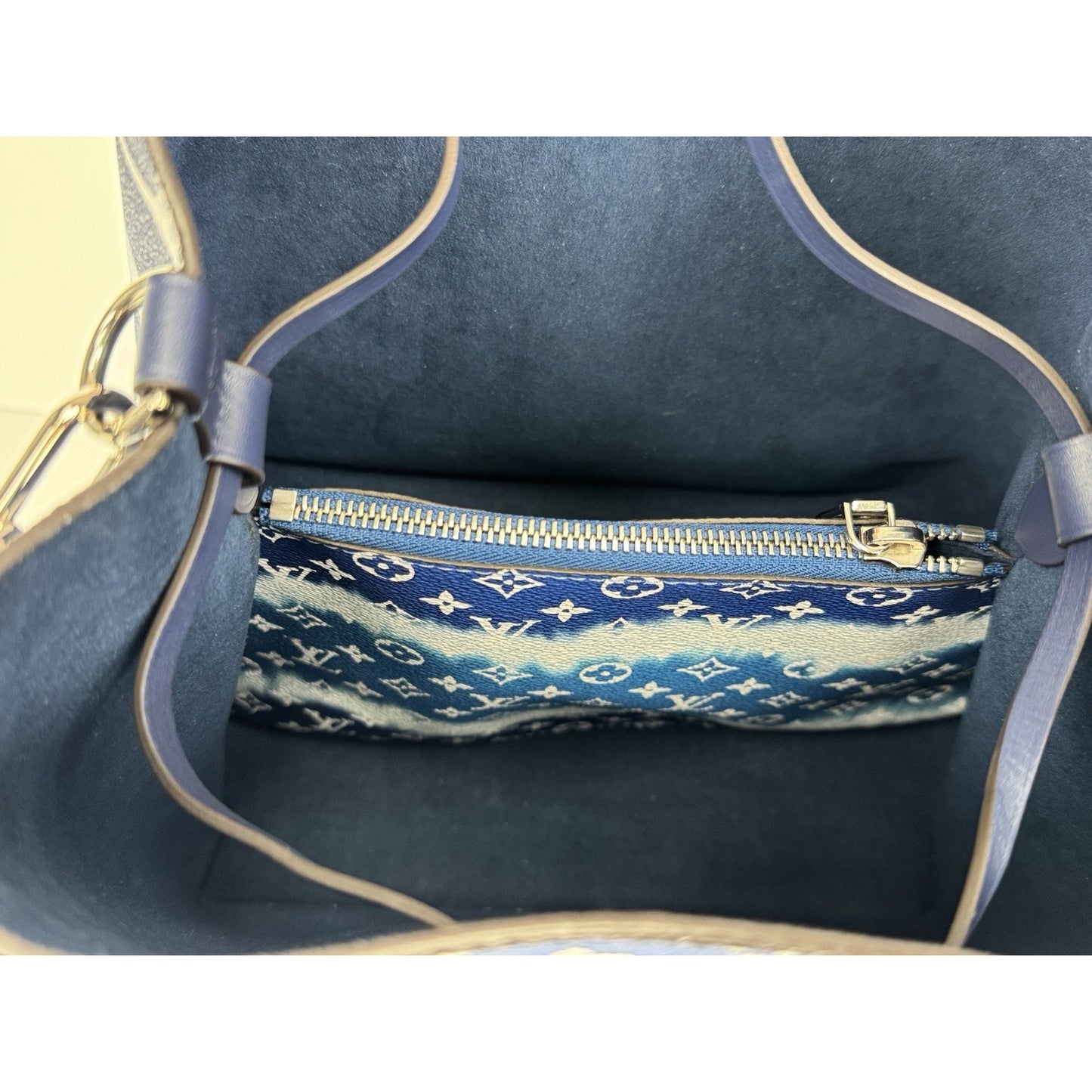 Louis Vuitton NeoNoe MM Bucket Bag in Blue Escale Monogram Canvas D-7