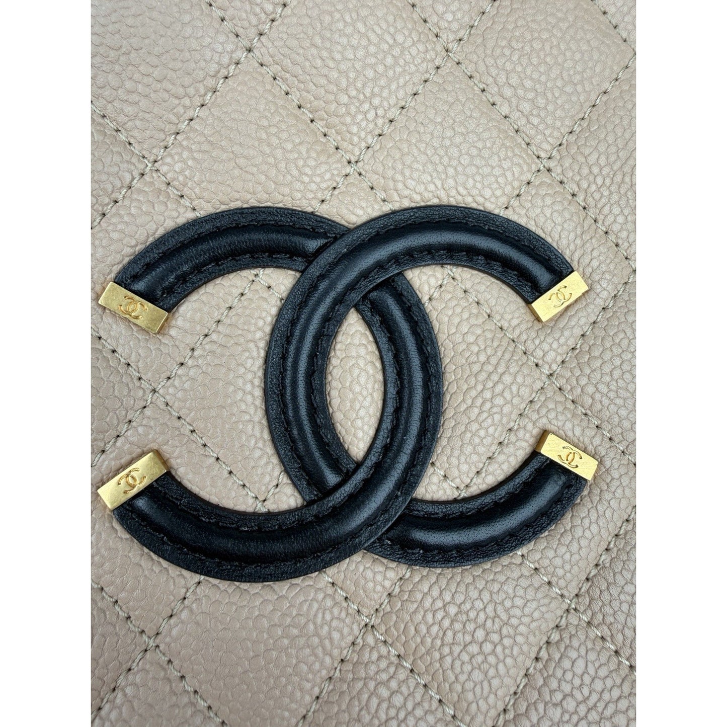 Chanel CC Filigree Vanity Case Large Beige Quilted Caviar Leather 2016-2017 D6