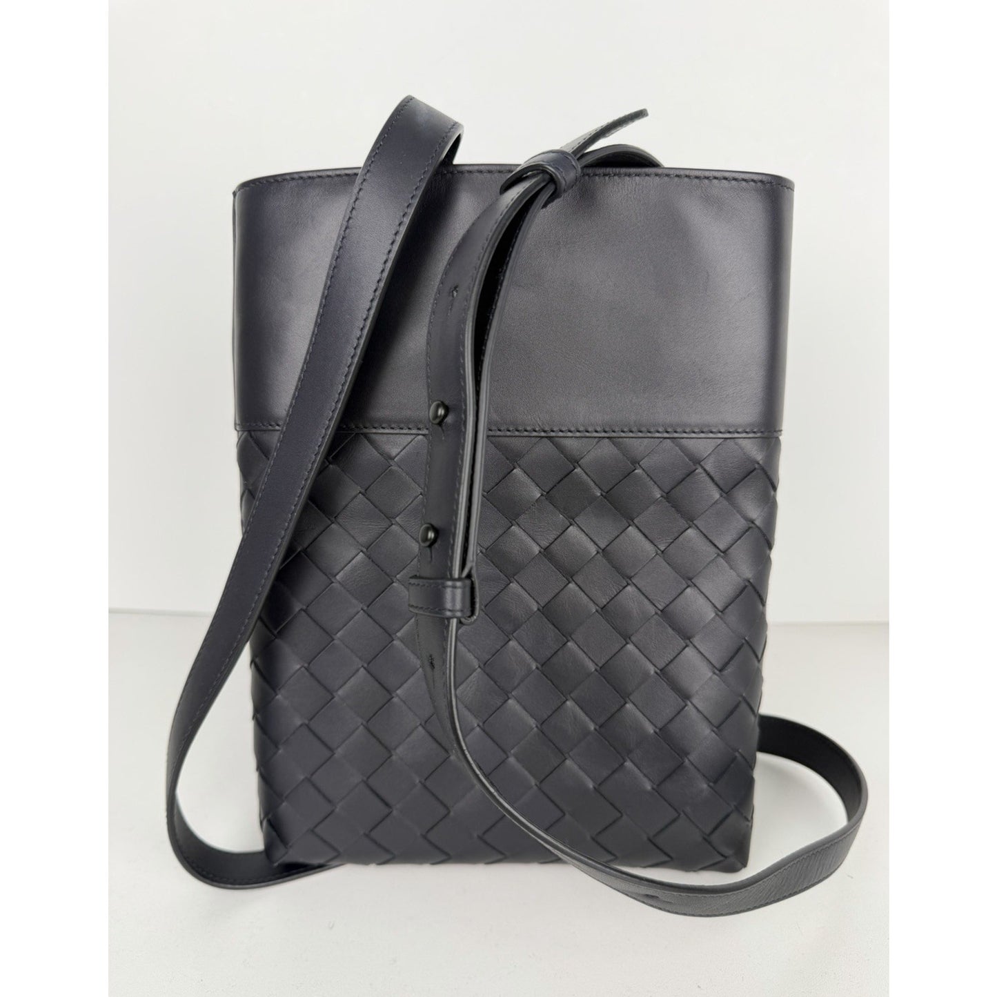 Bottega Veneta Slot Messenger Crossbody Bag Black Intrecciato Leather NFC S06
