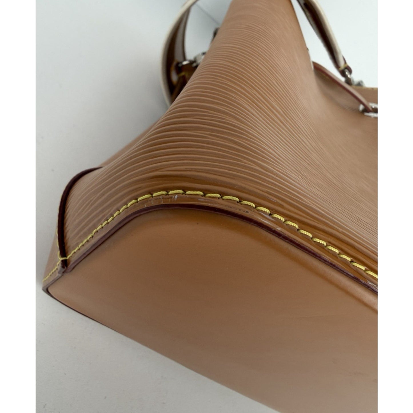 Louis Vuitton Neonoe Bucket Shoulder Bag BB in Gold Miel Epi Leather NFC C-7