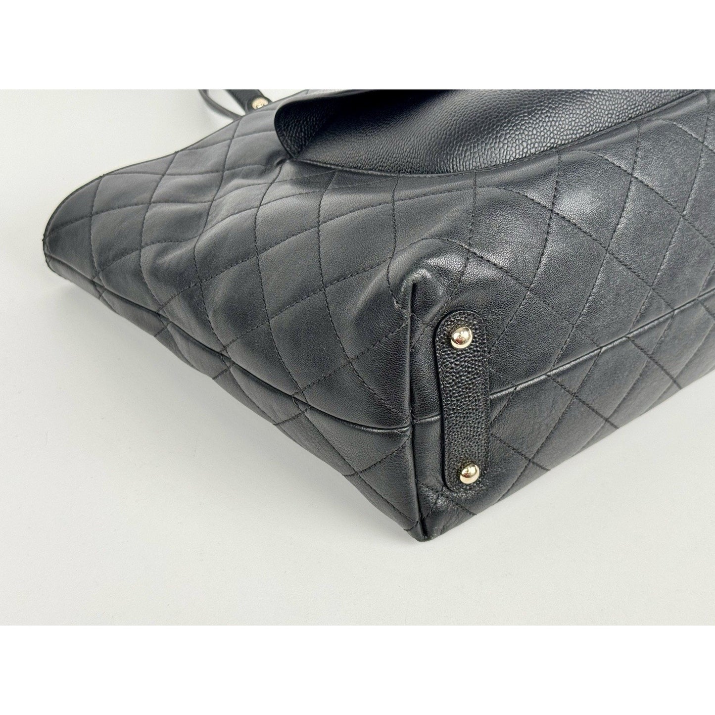 Chanel CC diamond-quilted tote bag in black calfskin & caviar leather