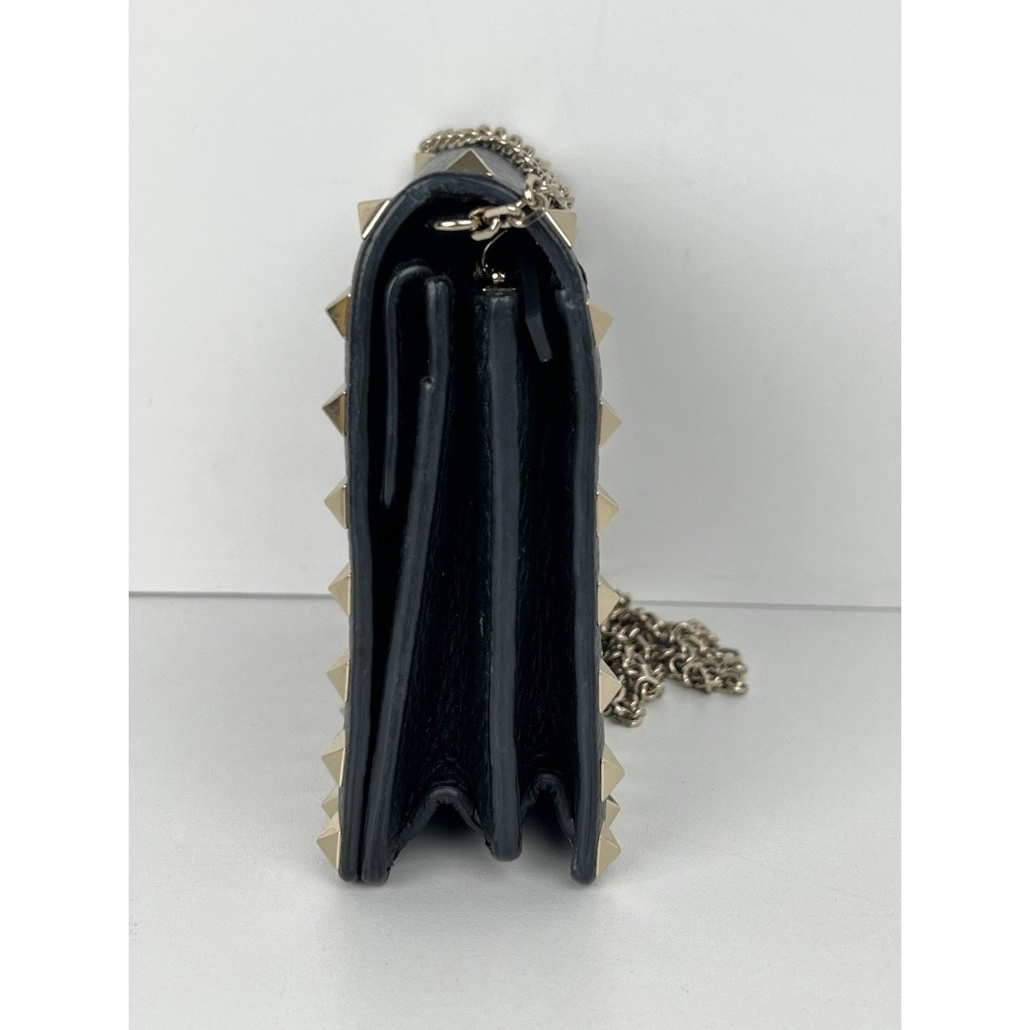 VALENTINO GARAVANI Pebbled Calfskin Rockstud Envelope Wallet on Chain Black