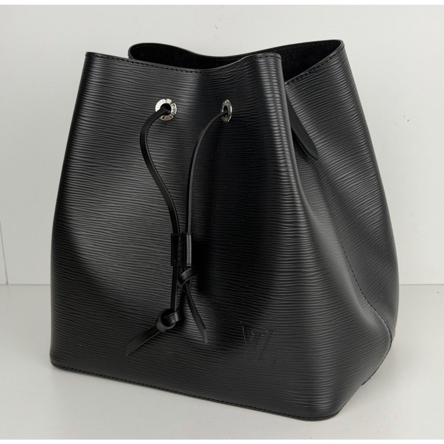 Louis Vuitton NéoNoé Bucket Bag MM Black Epi Leather Embossed Texture NFC C8