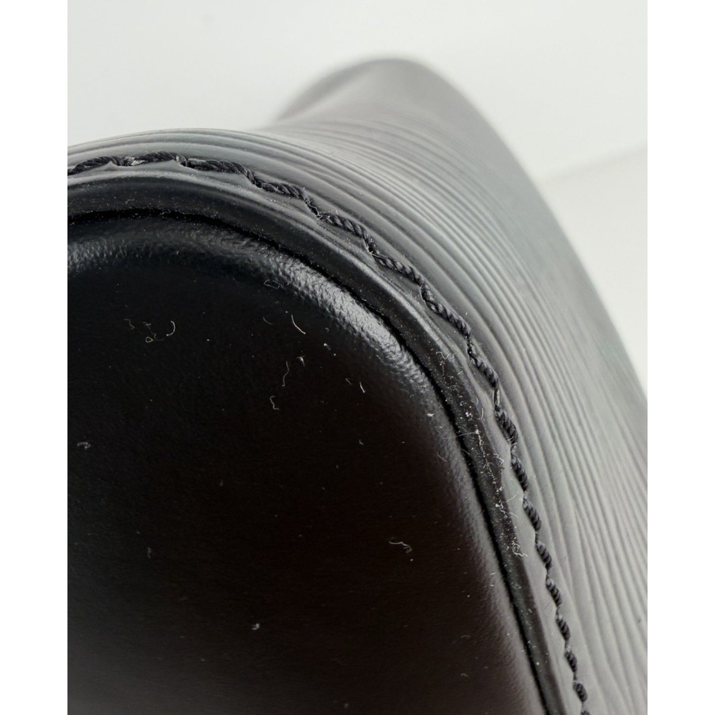 Louis Vuitton NéoNoé Bucket Bag MM Black Epi Leather Embossed Texture NFC C8
