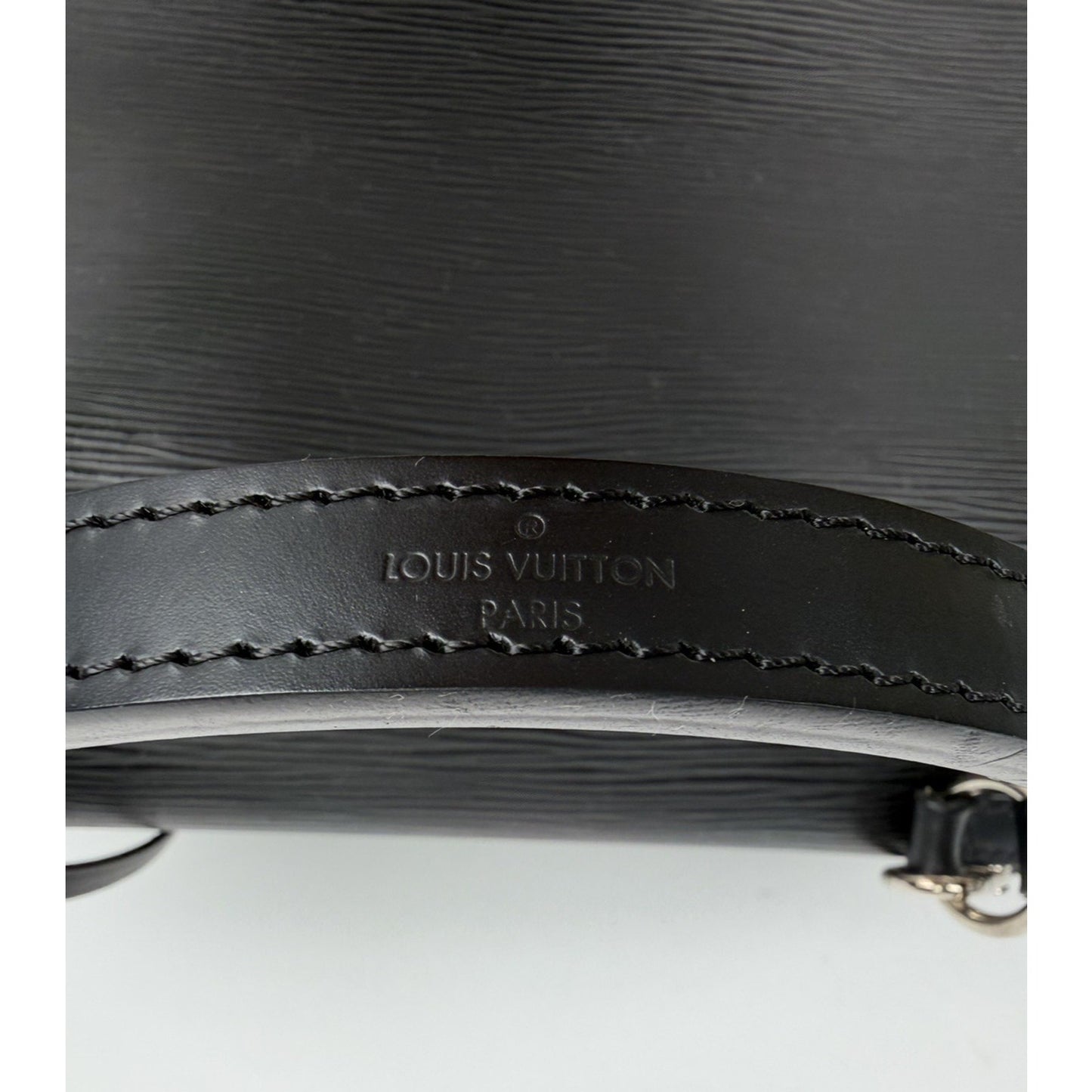 Louis Vuitton Cluny Shoulder Bag MM in Black Epi Leather 2018 B-6