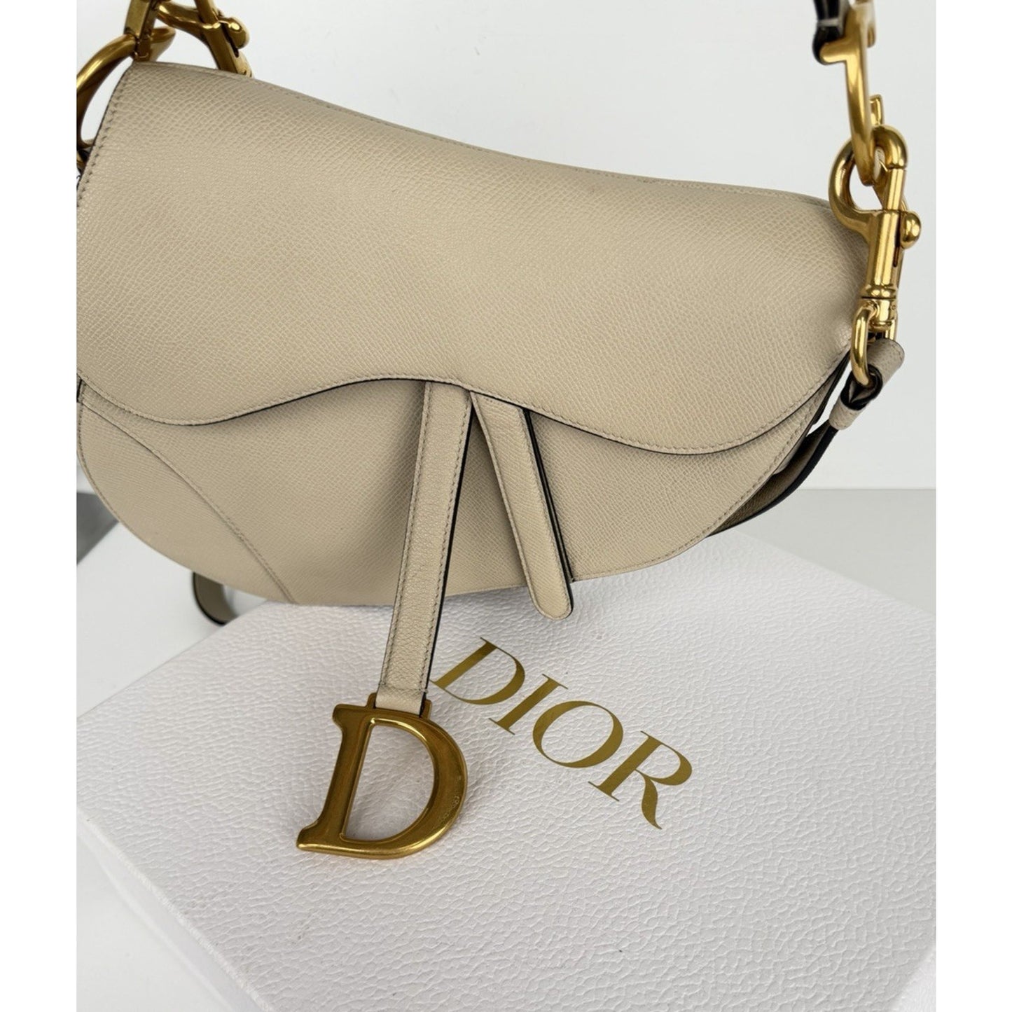 Christian Dior Saddle Medium Bag in Warm Taupe Grained Calfskin Leather 2023 E-3