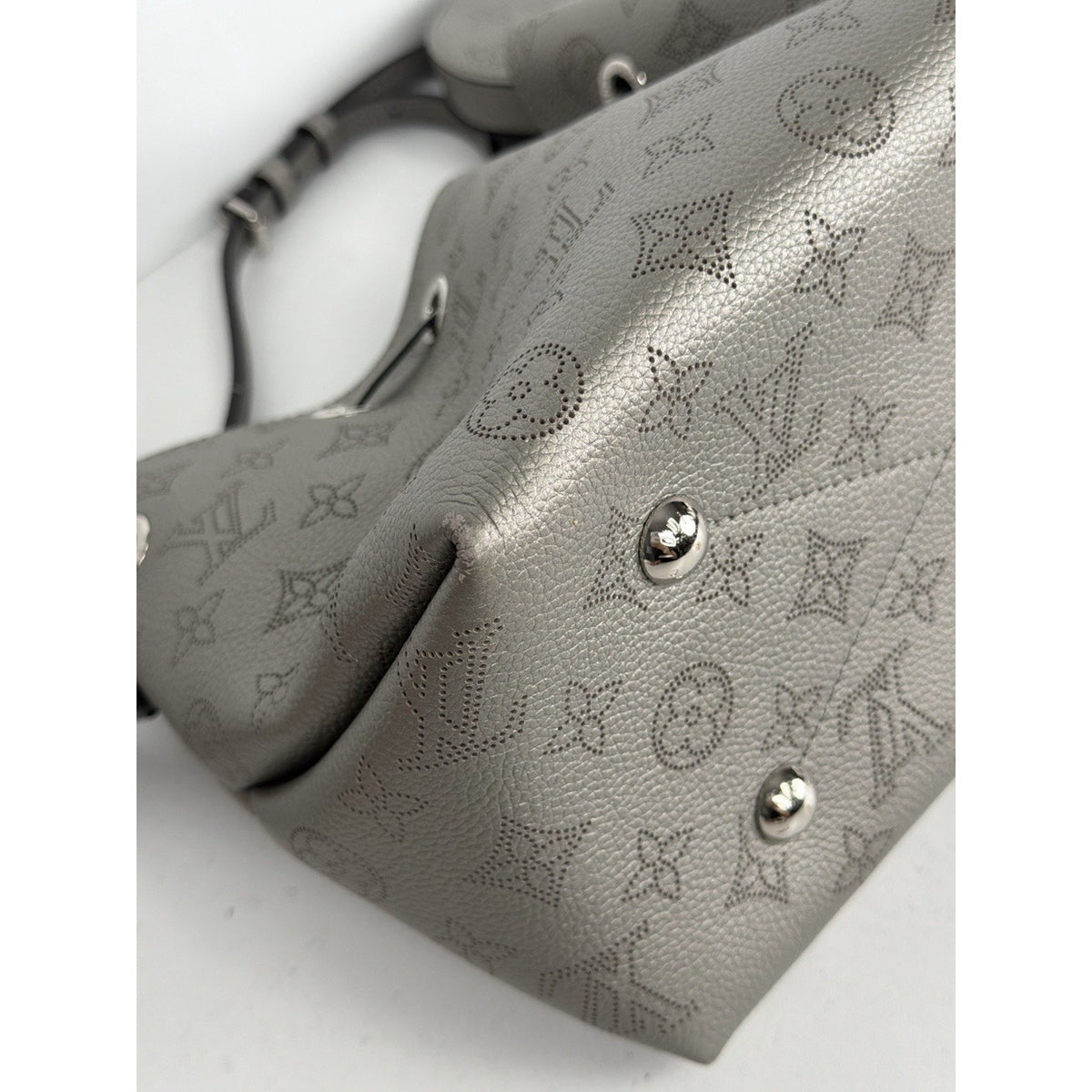 Louis Vuitton Bella Drawstring Medium Bucket Bag in Silver Mahina Leather NFC D8