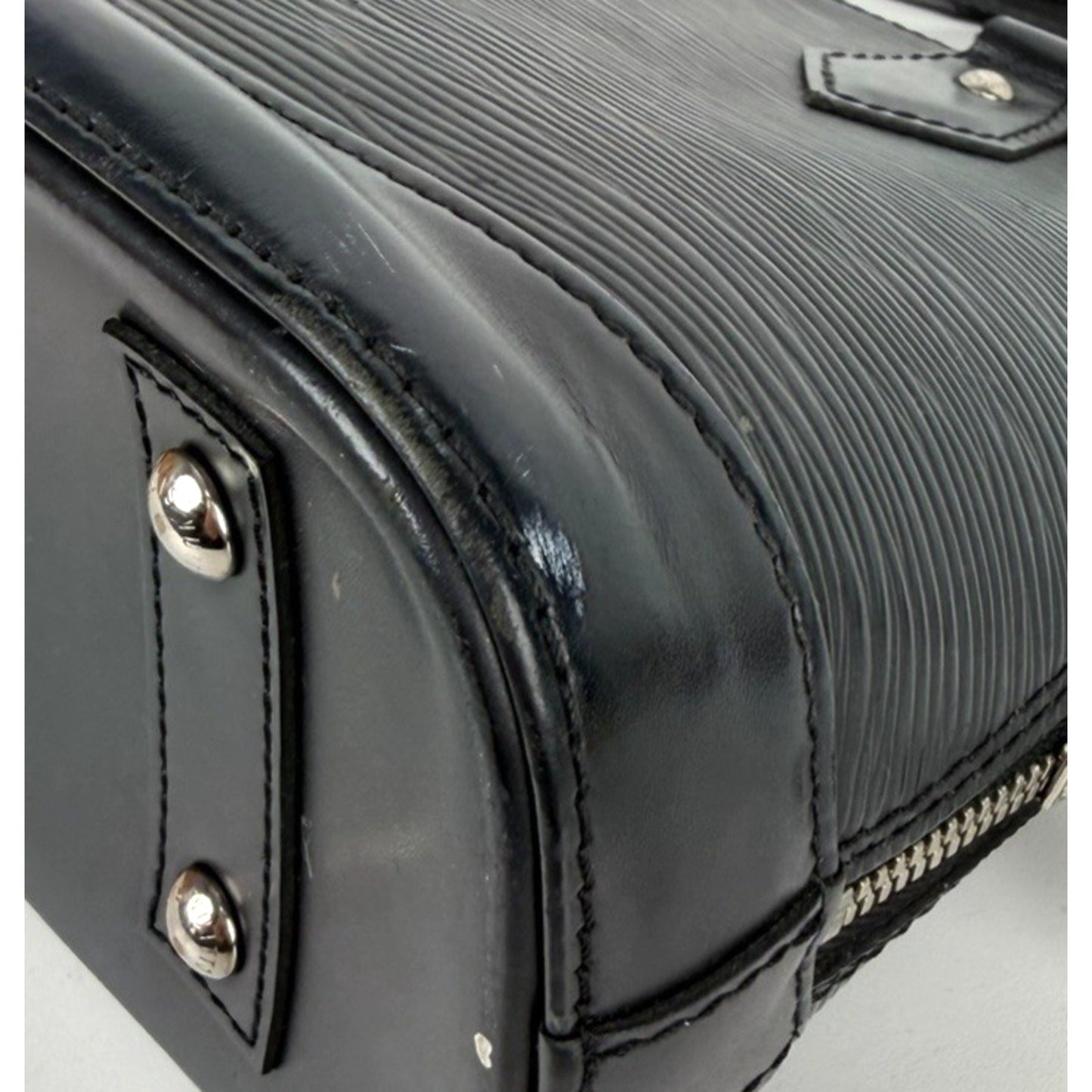Louis Vuitton Alma BB Bag in Black Textured Epi Leather 2019 S-05
