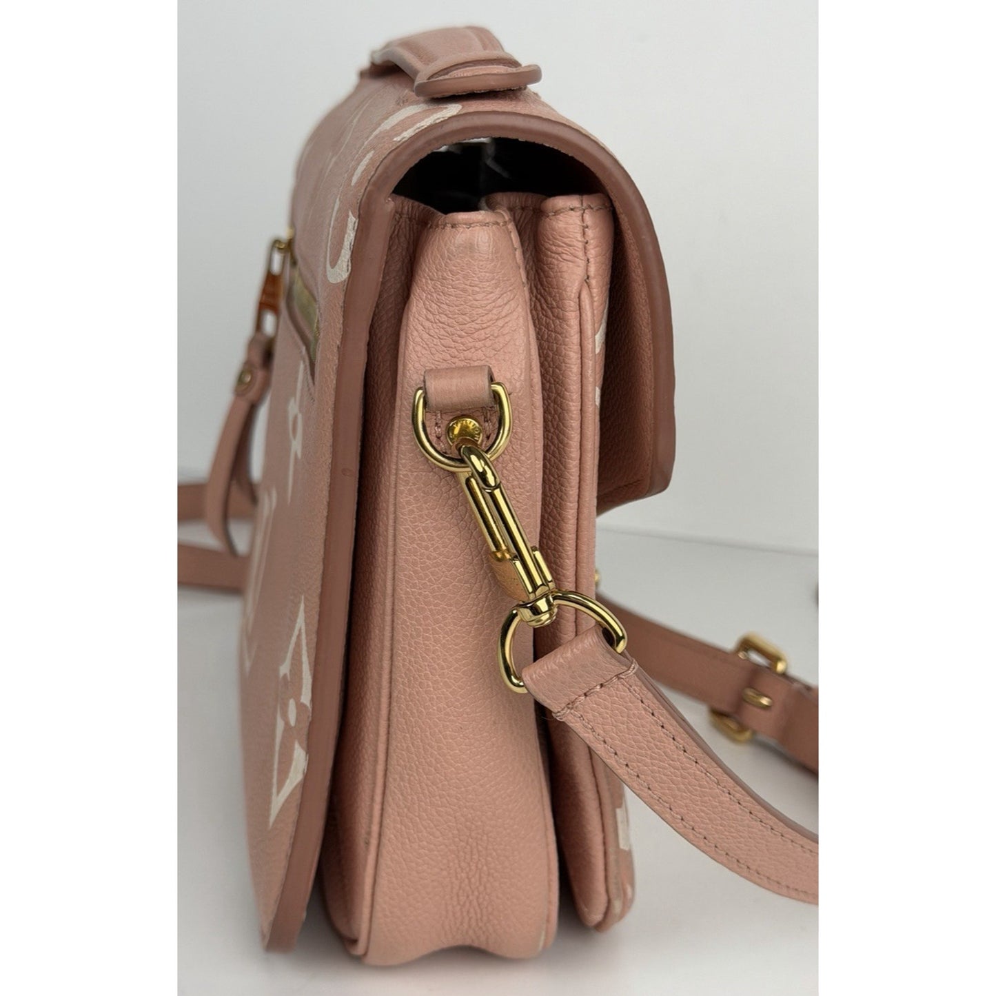 Louis Vuitton Pochette Metis Bicolor Rose Trianon & Cream Shoulder Bag NFC E2