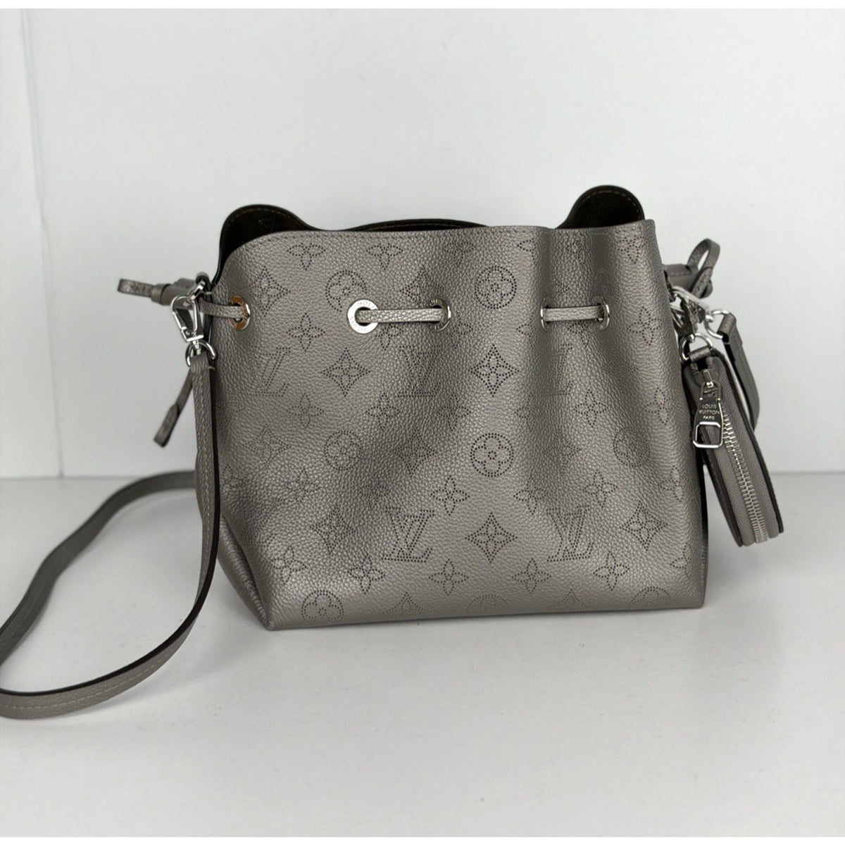 Louis Vuitton Bella Drawstring Medium Bucket Bag in Silver Mahina Leather NFC D8