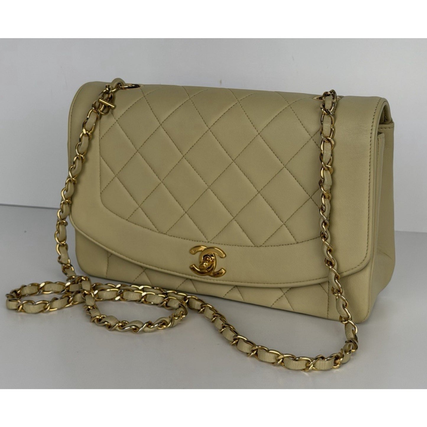Chanel Vintage Medium Diana Flap Bag in Light Beige Lambskin Leather C6