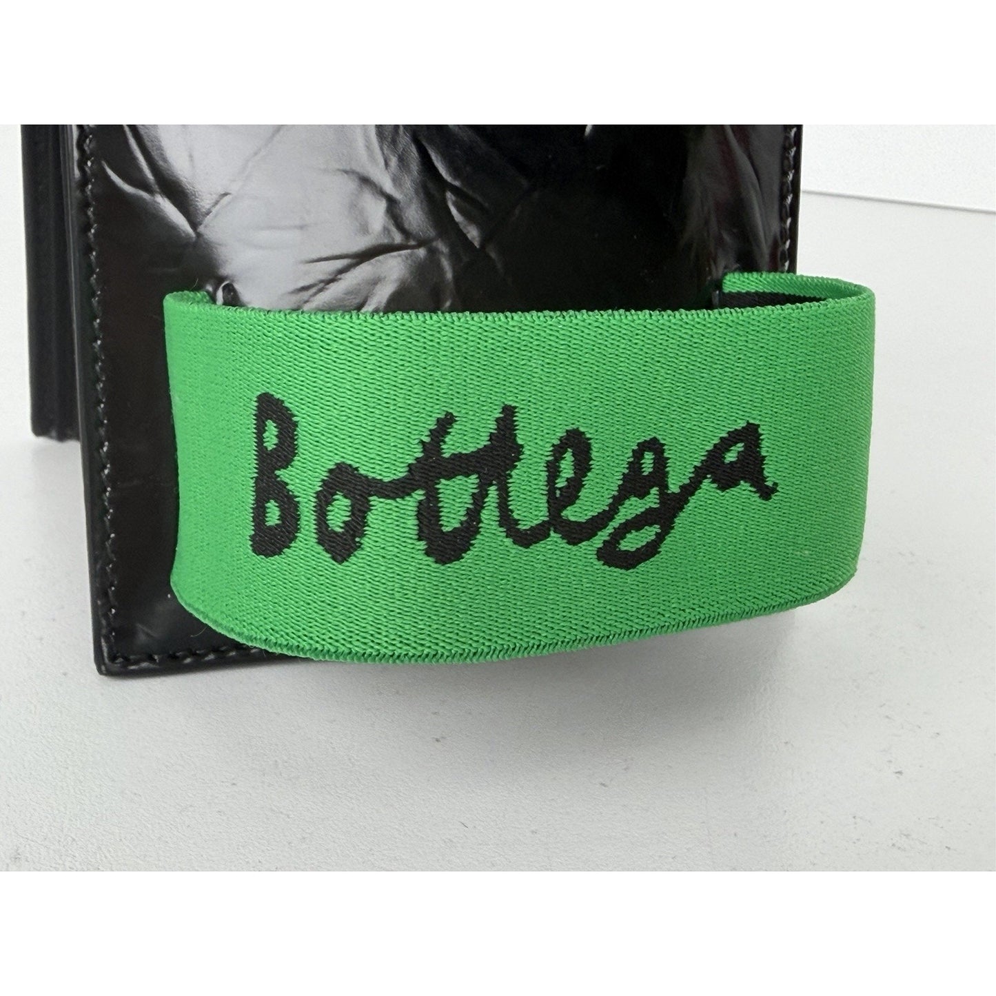 Bottega Veneta Bi-Fold Wallet in Black and Parakeet in Crinkle Patent Leather