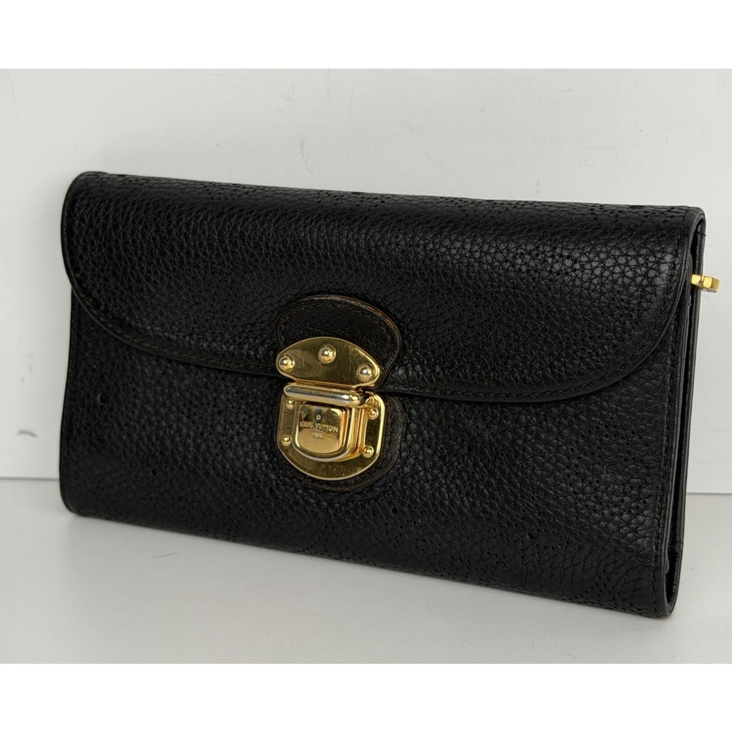 Louis Vuitton Mahina Amelia Wallet Textured Leather & Gold-tone PushLock K1