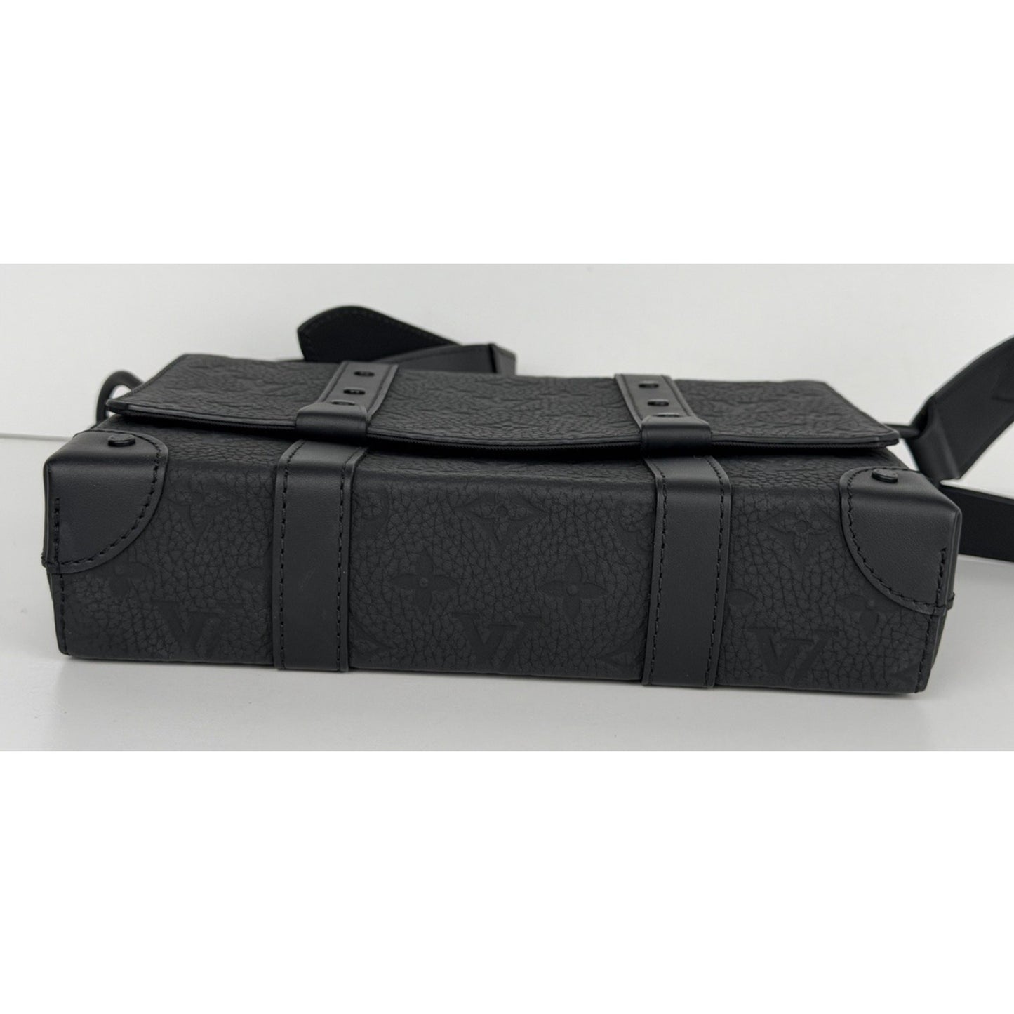 Louis Vuitton Taurillon Trunk Messenger Bag Black Leather Microchipped D5
