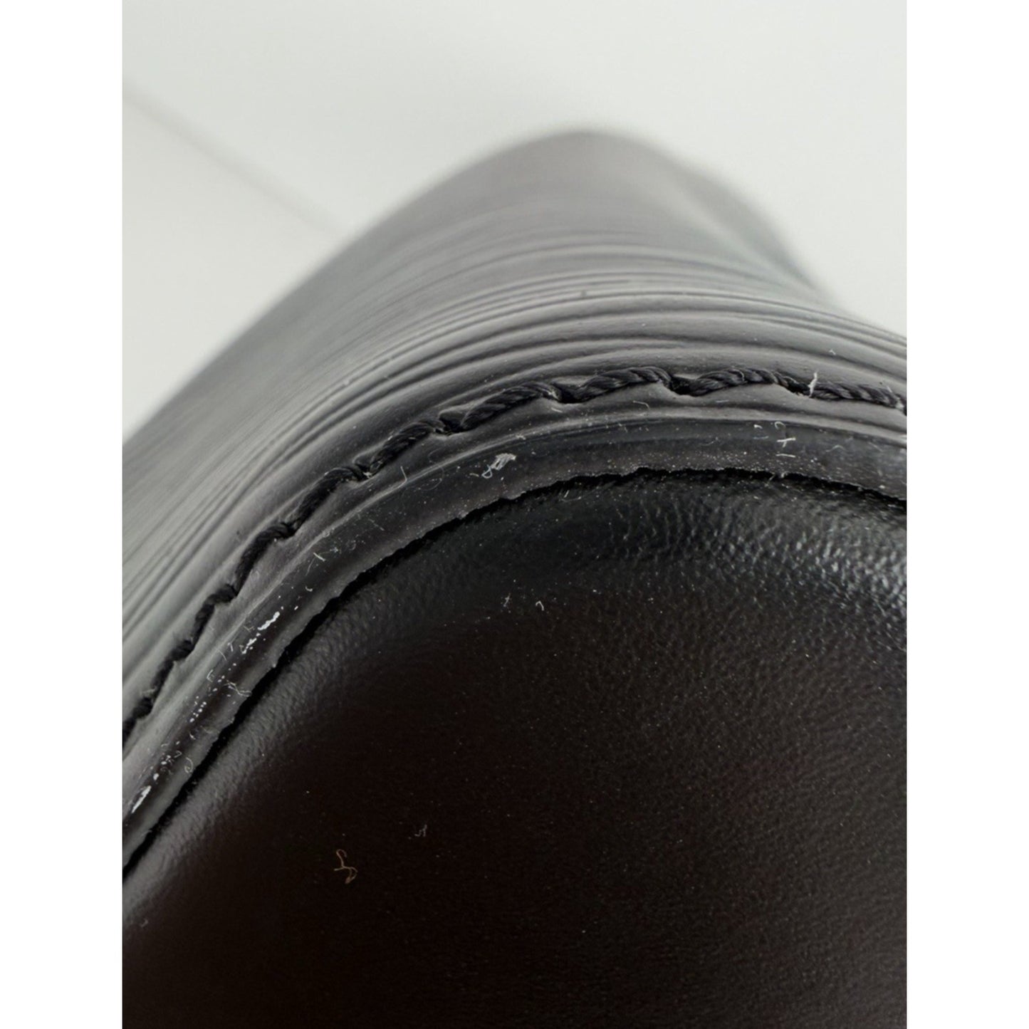 Louis Vuitton NéoNoé Bucket Bag MM Black Epi Leather Embossed Texture NFC C8