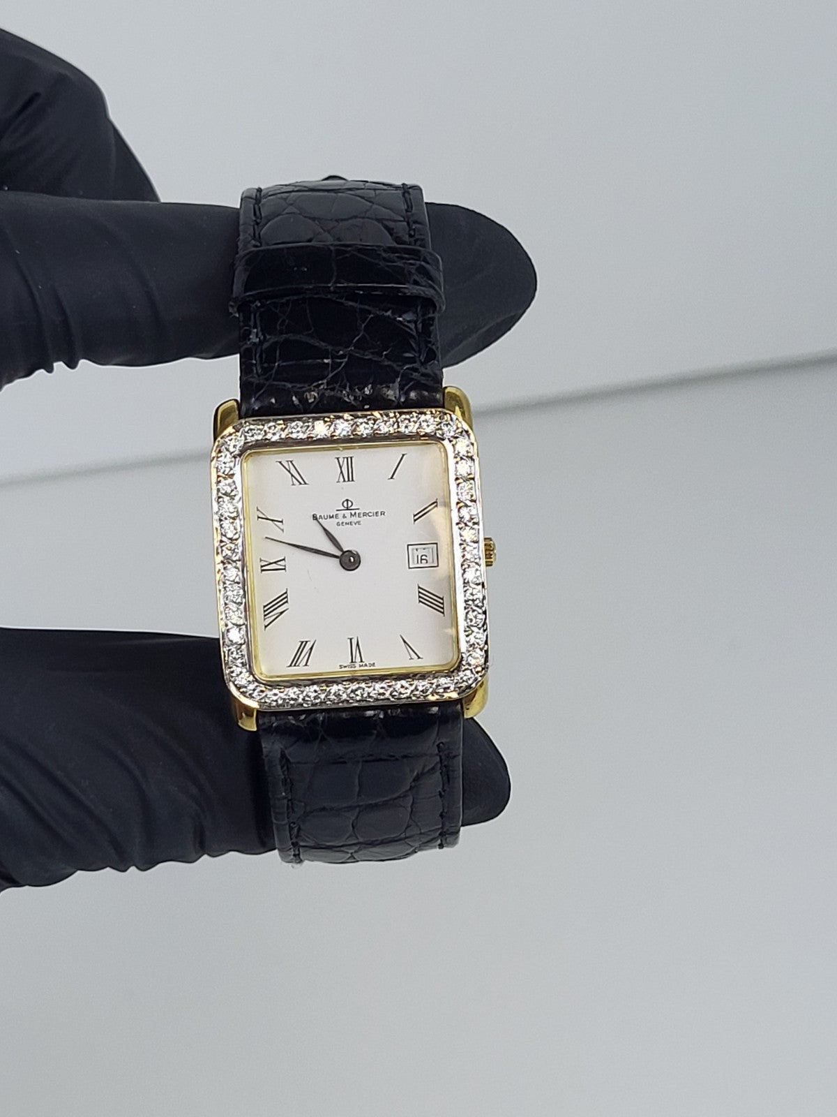 Baum & Mercier Diamond 18k Yellow Gold Ladies Watch 26mm Leather Band